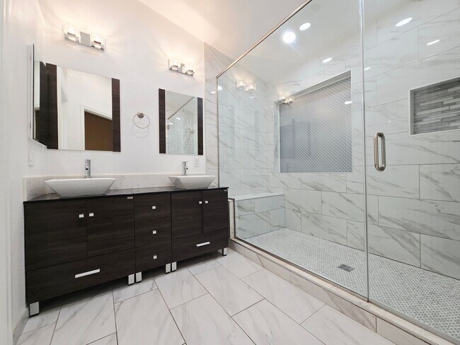 Building Photo - BEAUTIFUL 3BD/2BA WITH MANY UPGRADES!