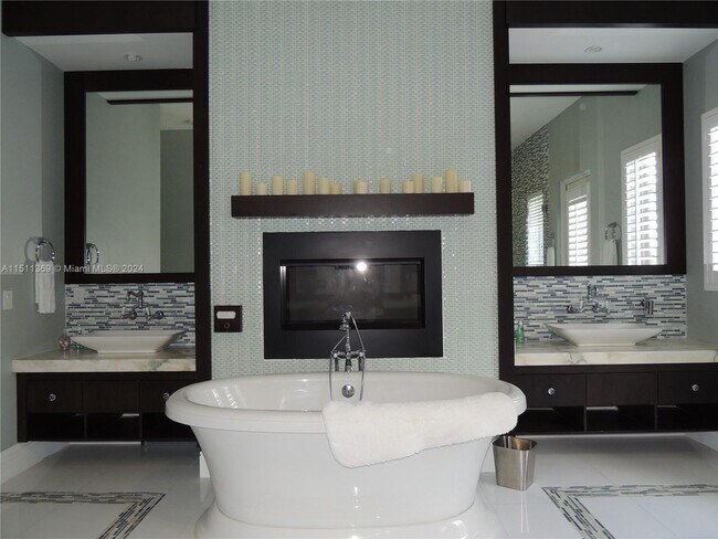 Building Photo - 240 S Hibiscus Dr