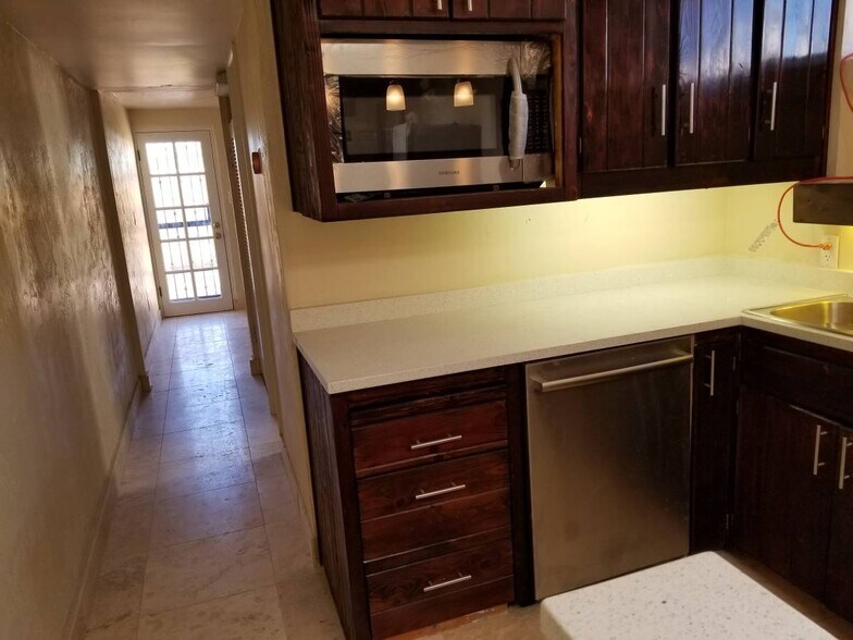 Building Photo - 1827 E 9th St