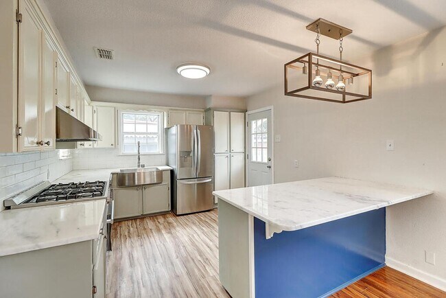 Building Photo - 722 Ralston Ave