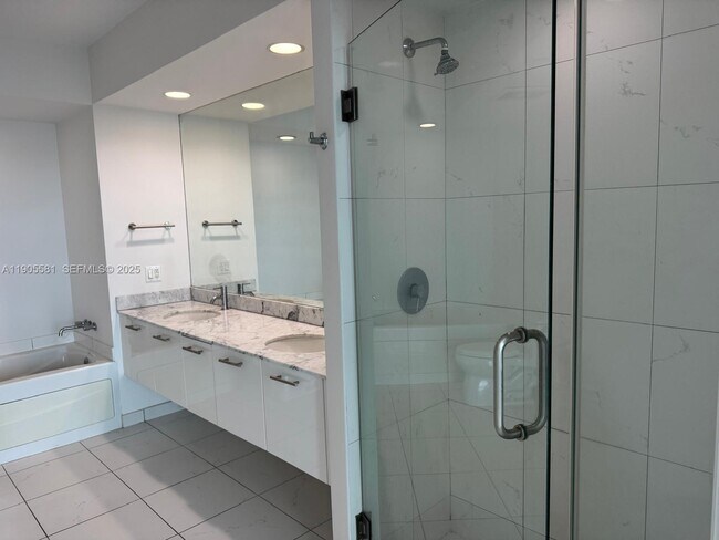 Building Photo - 500 Brickell Ave