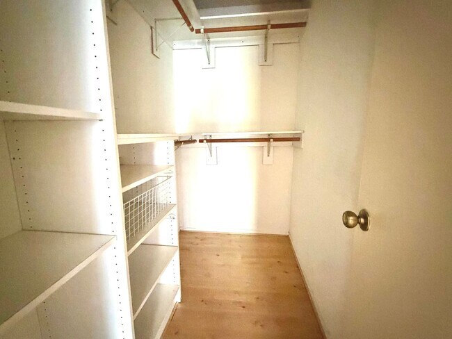 Building Photo - Bright & Updated 2bed 1 bath Tarzana Condo in Gated Community!