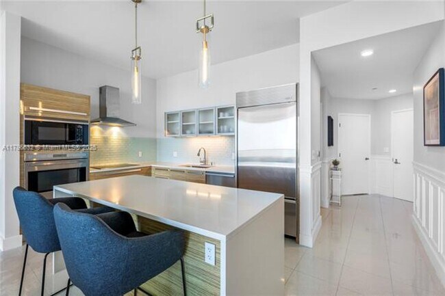 Building Photo - 2020 N Bayshore Dr
