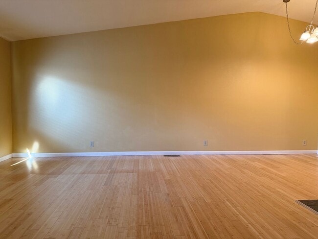 Building Photo - Short term 6 month rental available. 2 bedroom, 2 bath home in Boise!