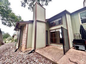Building Photo - Beautiful 3BR/2BA Two-Level Home with Tall...