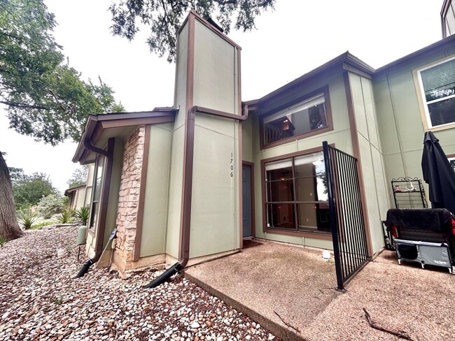 Primary Photo - Beautiful 3BR/2BA Two-Level Home with Tall...