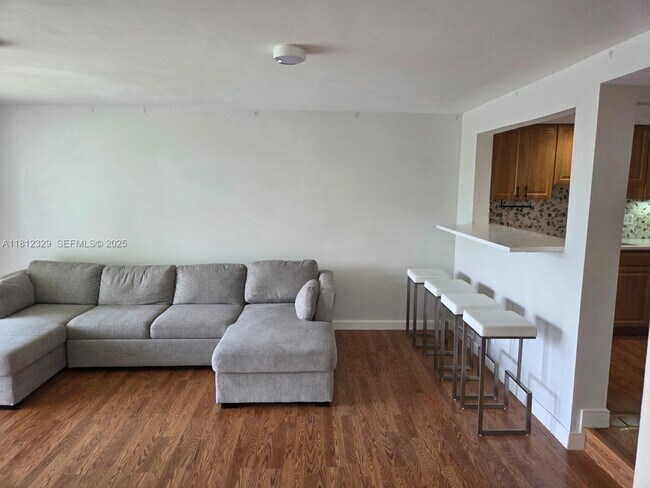 Building Photo - 3750 Inverrary Dr