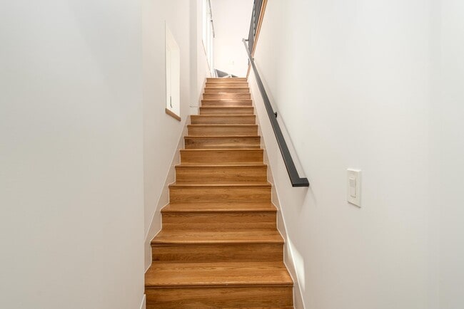 Building Photo - 103 17th St SE