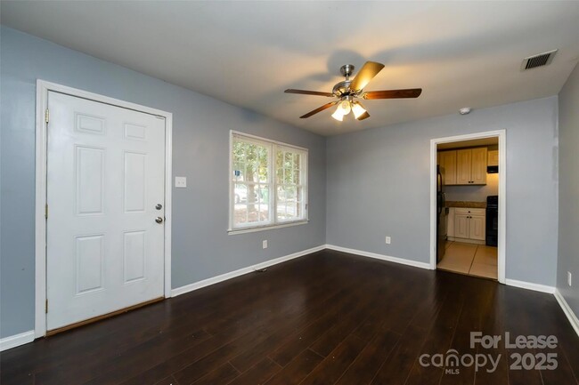 Building Photo - 4713 Belle Plaine Dr