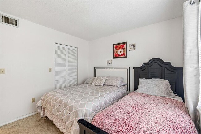 Building Photo - 11110 Carriage Hill Dr