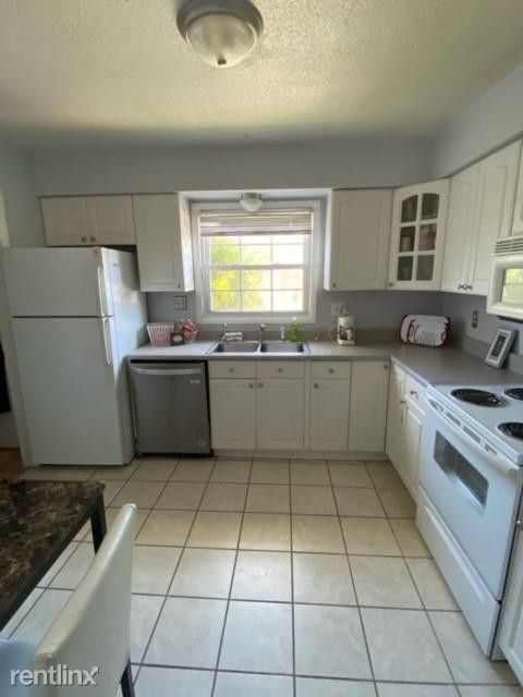 Building Photo - 3 br, 1.5 bath Townhome - 2090 Kings Gate Cir