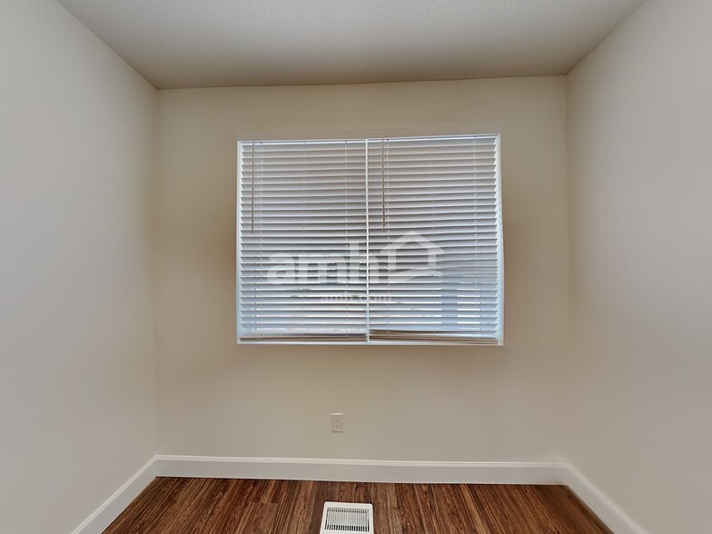 Building Photo - 2222 E Silverado Ln