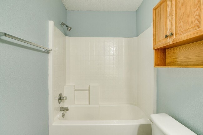Building Photo - Spacious Well Maintained 2 Bed- 2.5 Bath T...