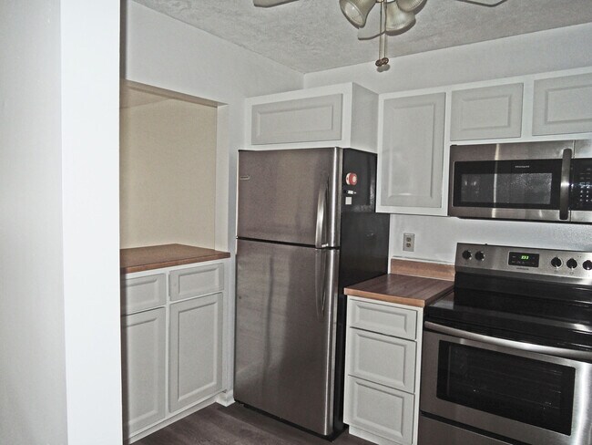 Building Photo - 322 Colony Ln