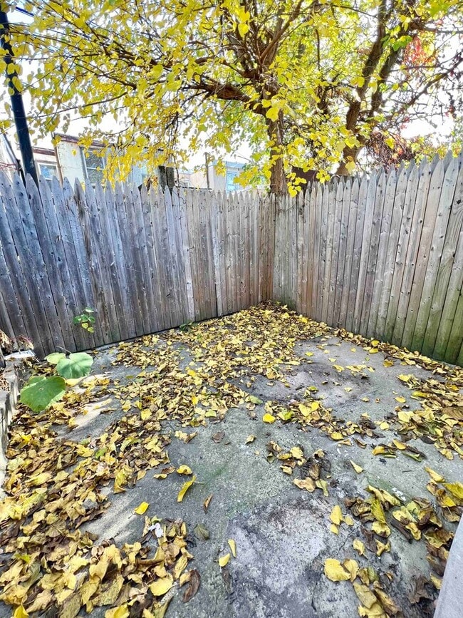 Building Photo - Recently rehabbed townhouse available in W...