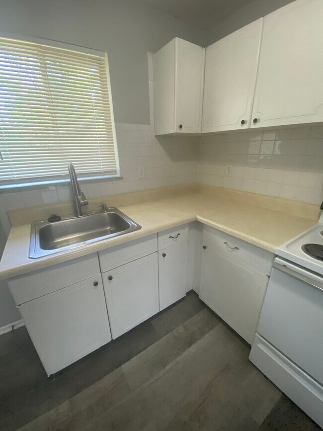 Building Photo - Updated 2 Bedroom One Bath Apt in Florissant!