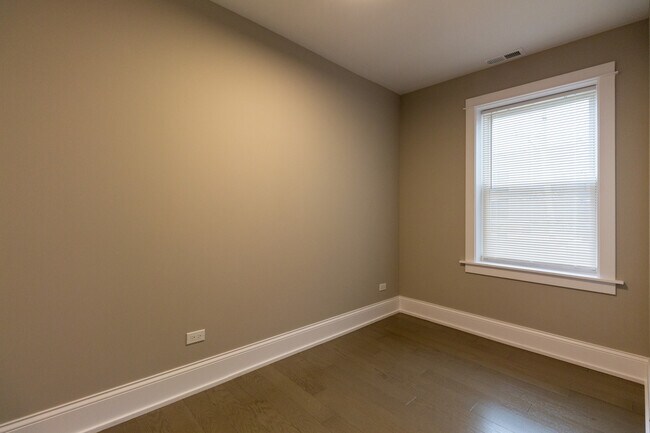 Building Photo - 2817 N Talman Ave