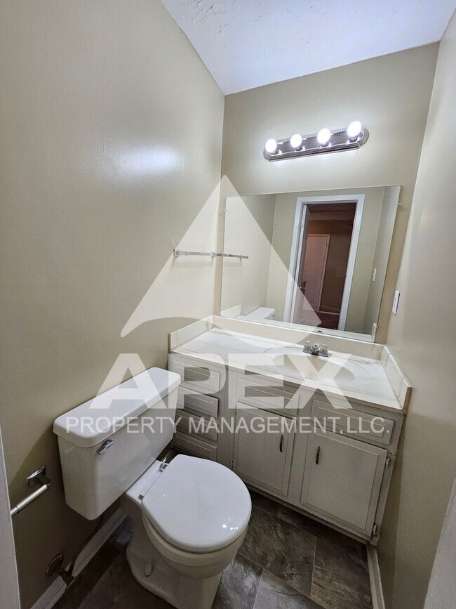 Building Photo - Nice 3Bd 1.5 Townhouse in WEST KNOX off Cedarbluff! END UNIT!