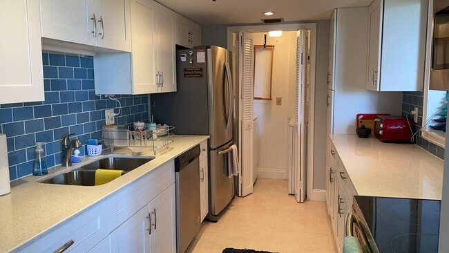 Building Photo - 899 Jeffery St