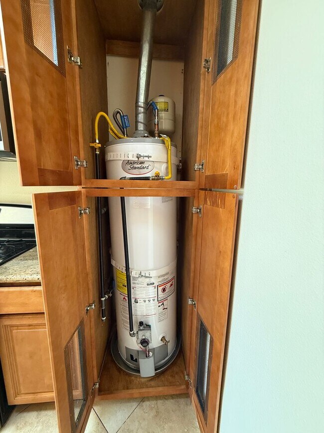 Building Photo - Must see !! 3 Bedroom Condo for Lease with a 1 Car Garage