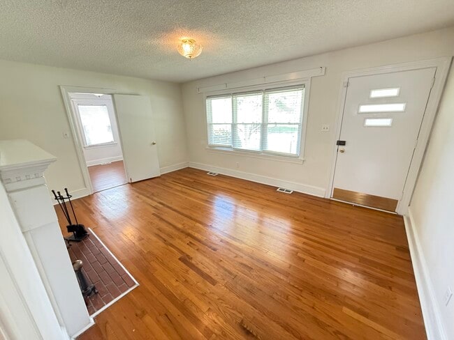 Building Photo - 2619 Crockett Dr