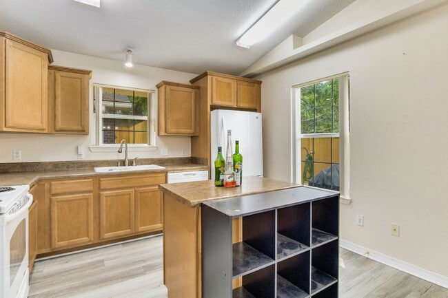 Building Photo - Welcome to this radiant and exquisite home, perfectly situated in a central location!