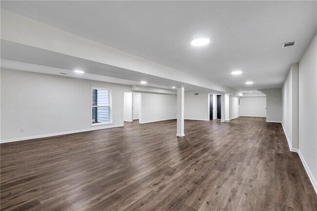 Building Photo - 6881 Hickory Hollow Dr