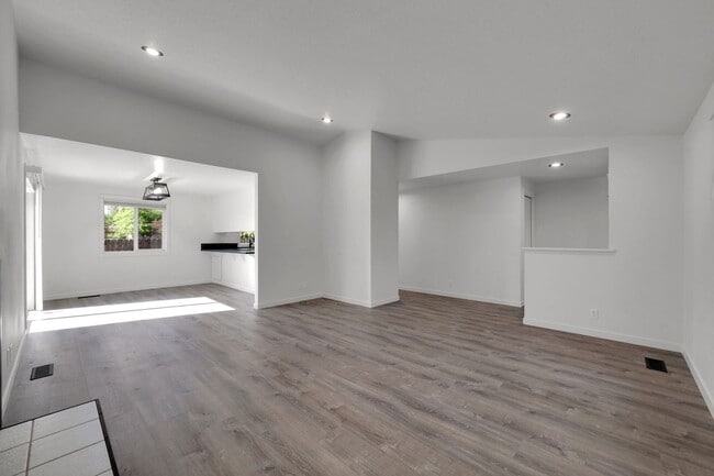 Building Photo - Updated 3 bedroom 2 bath house in a great ...
