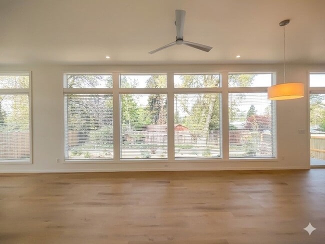 Building Photo - Fully Fenced Private Single-Level 2x2 Retreat in Bend with Bonus Office Nook!