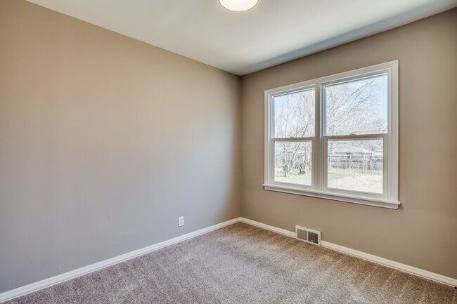 Building Photo - Charming Southeast 3 Bedroom, 1 Bathroom with bonus room