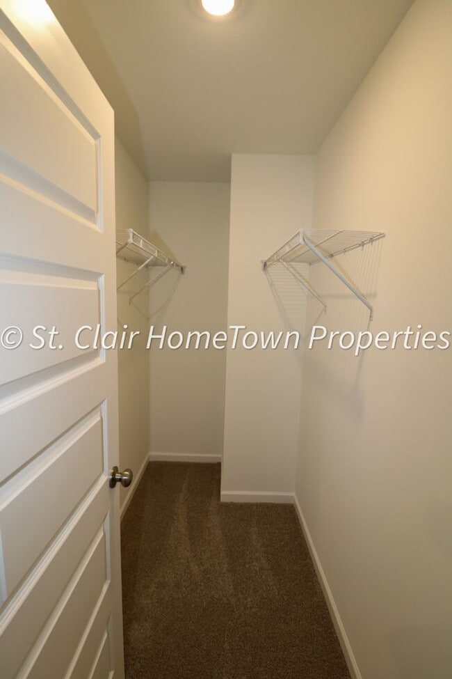 Building Photo - Lincoln Townhome