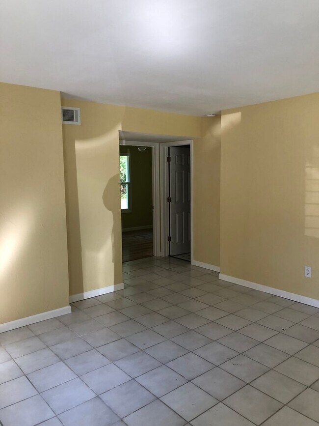 Building Photo - Great home in West Park off of Newberry Road.