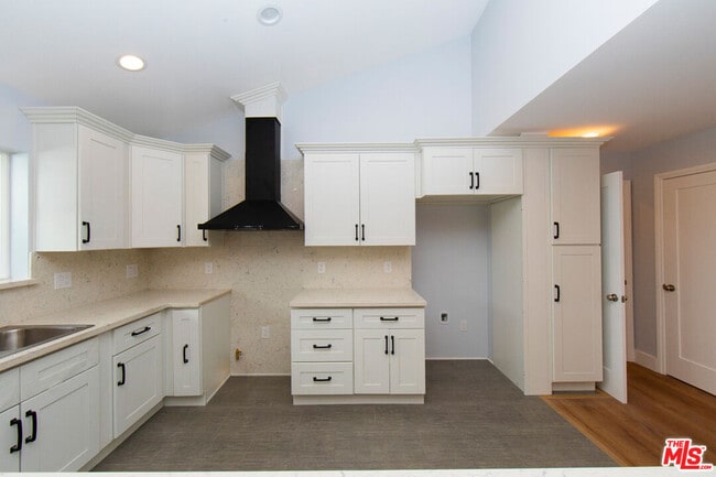 Building Photo - 2208 S Harcourt Ave