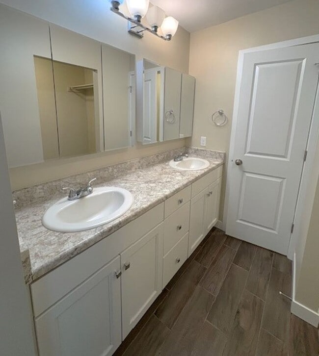 Building Photo - 3 Bedroom Townhome at Three Fountains in M...