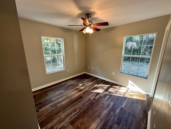 Building Photo - 305 N College St