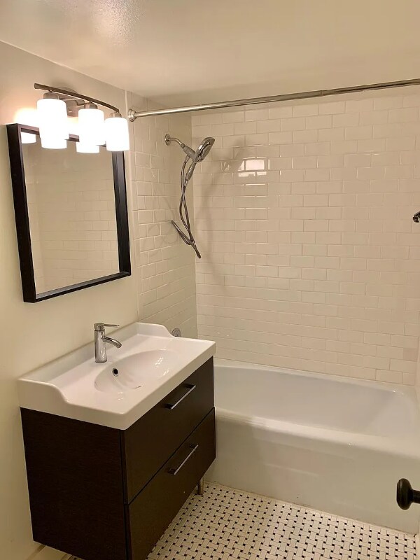 Building Photo - 401 E 10th St