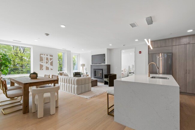 Building Photo - 33 Calvert St