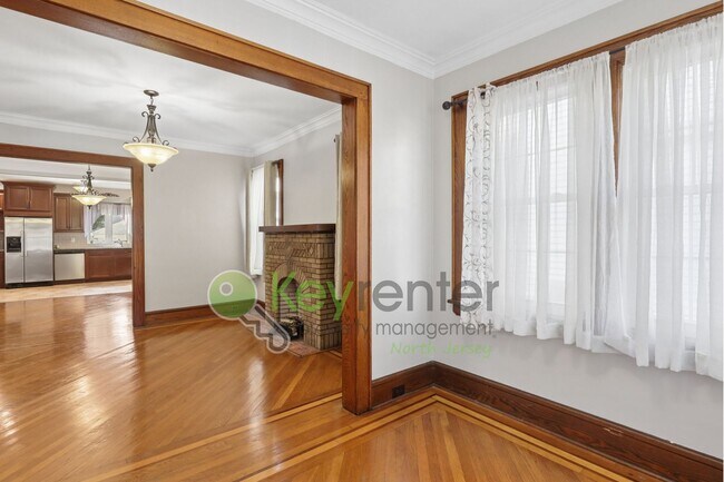Building Photo - Spacious 4BR Single-Family Home with Garage, Driveway & Fenced Yard in Kearny