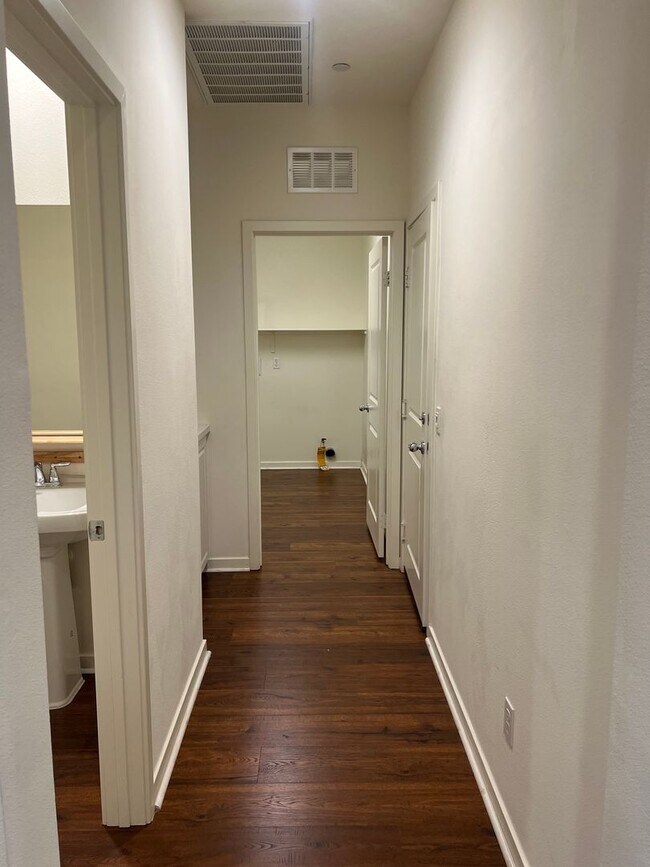 Building Photo - 3 Bedroom Plus Bonus Room Single Family Home For Rent in West Lancaster