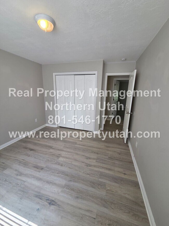 Building Photo - Updated 5 Bed 5 Bath Layton House Available!