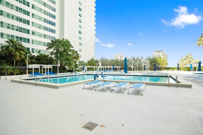 Amenities - 1800 N Bayshore Dr