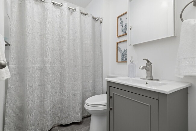 Building Photo - Furnished 3-Bedroom, 2-Bath Apartment in North Buffalo