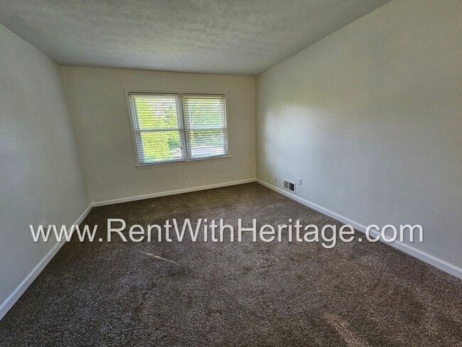 Building Photo - Amazing 4 Bedroom/ 2 Bath Home / Bonus Roo...