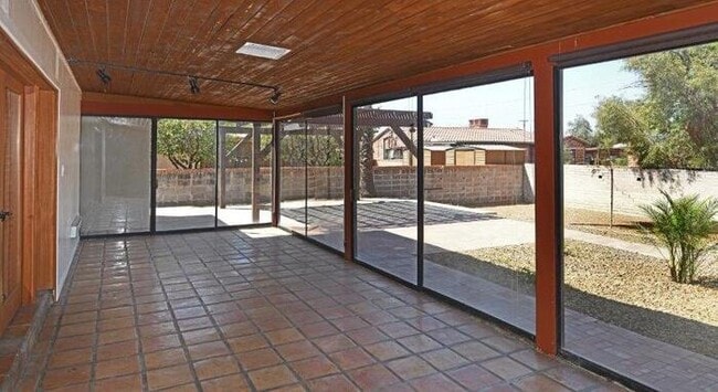Building Photo - Charming Sam Hughes Brick Home with large ...