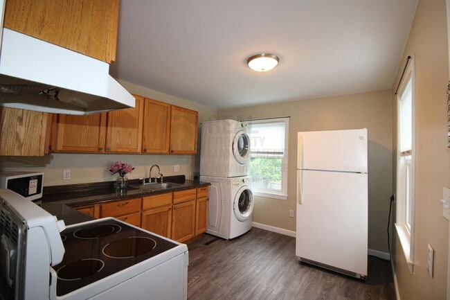 Building Photo - 4 Bicknell St