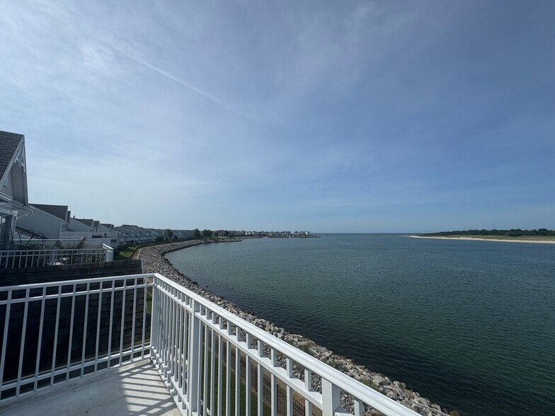 Building Photo - 9462 Bay Front Dr