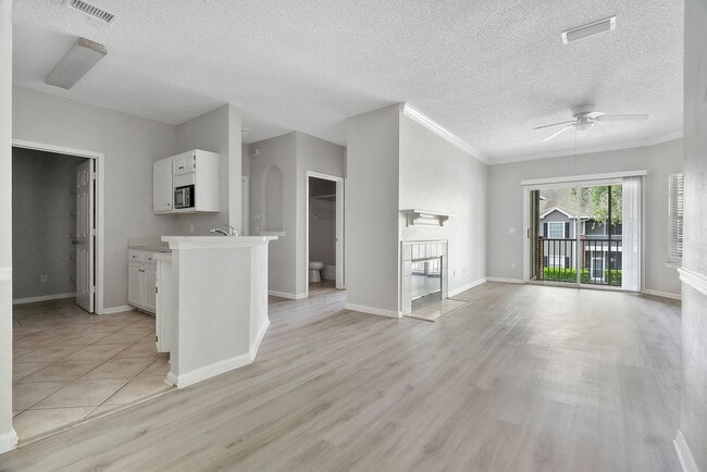 Building Photo - 2 bedroom/ 2 bathroom condo on Southside!