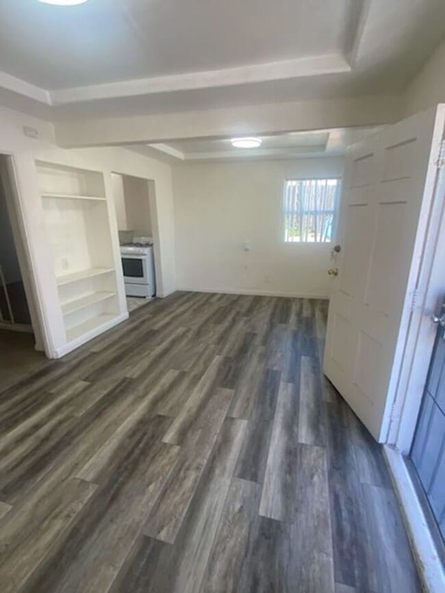 Building Photo - Charming 1bdr cottage with huge yard and garage!