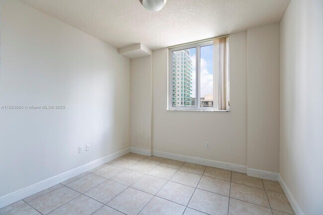 Building Photo - 423 NE 23rd St