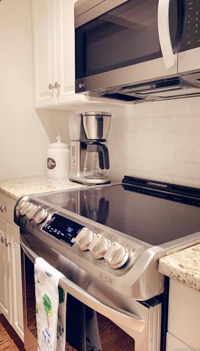 Building Photo - 10 Mead St